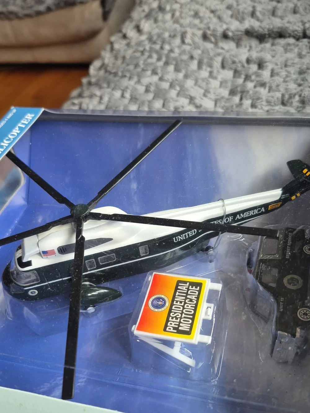 New Marine One Presidential Helicopter Playset with Black Secret Service Vehicle